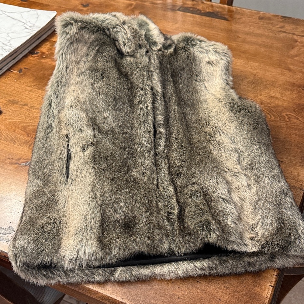 Surell Faux Fur Vest in Gray